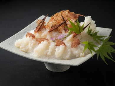 活毛蟹の刺身を東京新橋で味わえる『活毛蟹洗い作り』