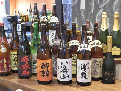 厳選した日本酒が20種類、他の酒類も豊富で好みの味が選べる