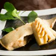 冬はカレイ、夏はどんこなど、四季折々の魚を煮つけにして出しています。こだわりの調理方法は二段階。優しい味わいで煮込み、次にしっかりと味を入れるという工程を施しています。