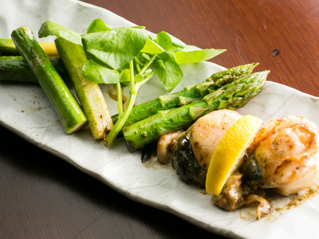 鮮度の良さを十二分に活かした『帆立とアスパラのバター焼』