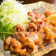 店オリジナルの和風だれに一日漬け込んでから、カラッと揚げています。一噛みすると、中からジューシーな肉汁が溢れ出すメニュー。