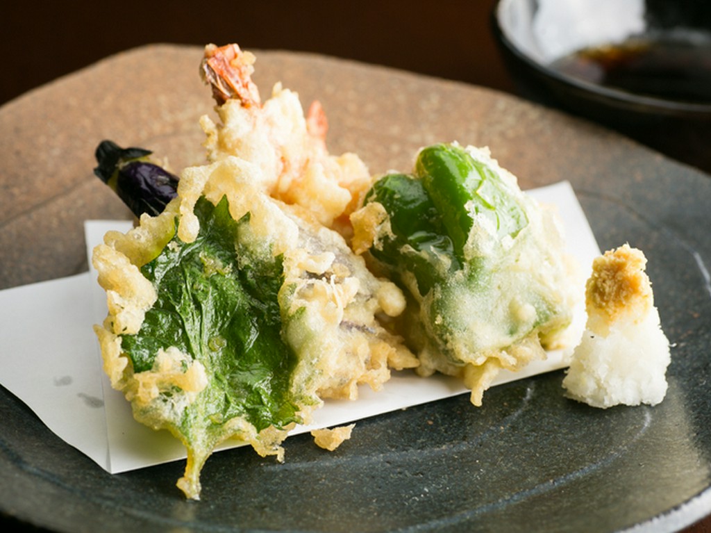 春夏秋冬、その季節の旬の素材を使用した『本日の天ぷら盛り』