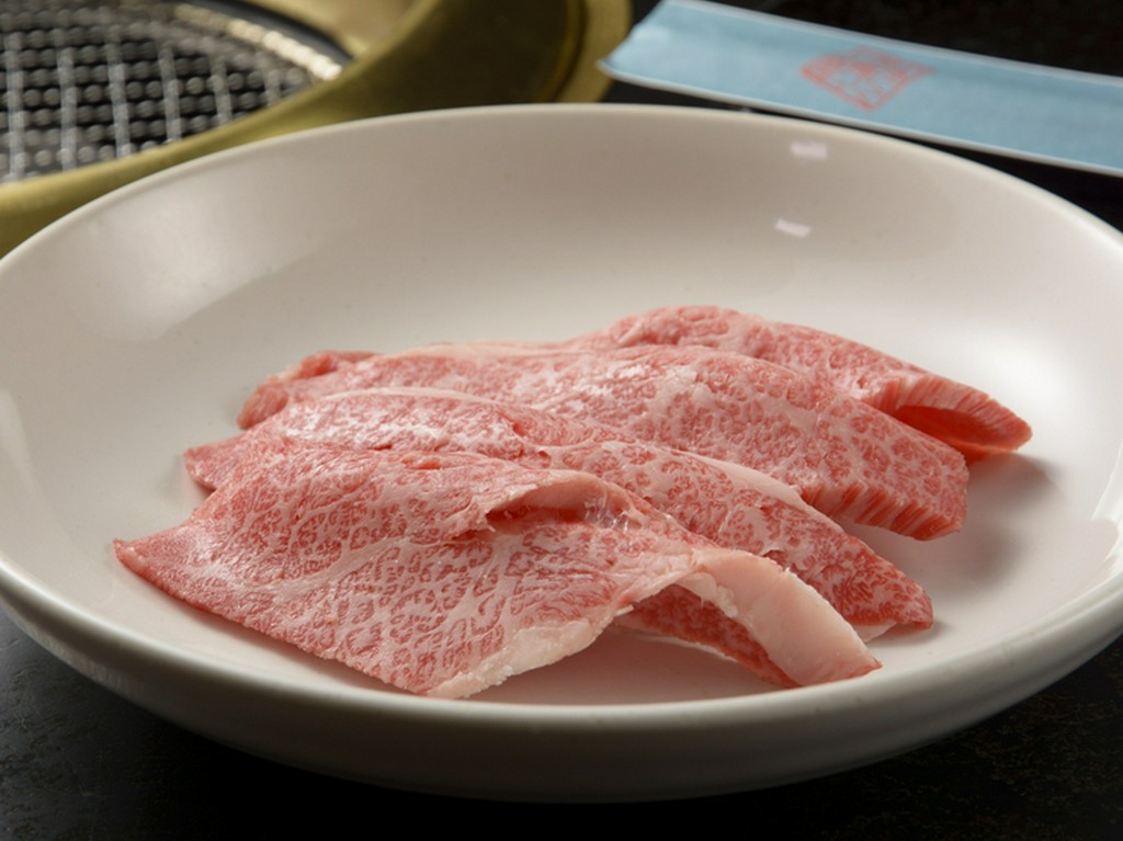 口の中でとろけるような食感に感動。赤身と脂の絶妙なバランスが旨味をもたらす『中トロカルビ』