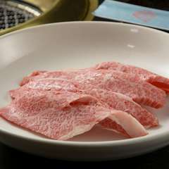 口の中でとろけるような食感に感動。赤身と脂の絶妙なバランスが旨味をもたらす『中トロカルビ』