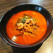 炭や 新メニュー
 体の真からあたたまる。
 刺激的に辛い温麺！！
 ぜひおためし下さい。