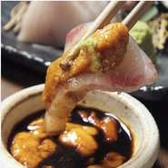 毎朝漁港から送られる、新鮮な鮮魚を当店特製の〈生ウニ醤油〉でお召し上がりいただくお造りはここに来たら必ず注文したい逸品。旬のお味をご堪能下さい。