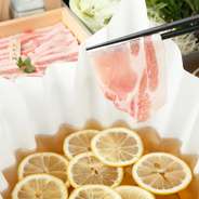 こだわりのだしと薬味でお召し上がりいただく希少豚"鳥取産 大山もち豚"と産地直送の“鹿児島産　たから豚”の豚しゃぶ。きめ細やかで柔らかく、甘みのある脂質がだしと相性抜群。