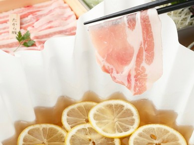 当店名物の“特製だししゃぶ“で厳選したブランド豚を