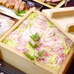 豚バラ肉と白菜を重ね合わせたせいろ蒸し。肉と野菜の旨みが折り重なう絶妙なハーモニーを楽しめます