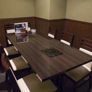 ゆったりとした座敷や、シックな雰囲気のテーブル席、少人数用の部屋などバリエーション豊富な個室形態で、多くの場面で活躍してくれます。