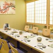 「心斎橋駅」より徒歩4分という好アクセスで、宴会にもうってつけ。店内には最大75人まで入店でき、貸し切りの相談も可能です。歓送迎会・クラス会など、宴会シーズンにはぜひ押さえておきたいお店です。