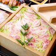 豚バラ肉と白菜を重ね合わせたせいろ蒸し。肉と野菜の旨みが折り重なう絶妙なハーモニーを楽しめます