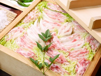 肉と野菜の旨みが折り重なりあう『豚バラ肉と白菜のミルフィーユせいろ蒸し』