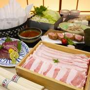 ※表示価格は税込価格です。
※お料理は全て大皿盛りでのご用意となります。
※写真はイメージです。詳細はコース内容をご確認ください。
※ご予約内容、人数変更は食材の手配上ご予約日の2日前までのご対応です。それ以降の変更はキャンセル料が発生致します。