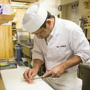 食材は産地と品質にこだわっています。食材の良さを知っていただくことも、料理の美味しさをより感じていただけることに繋がると感じ考え、お客さまに説明をさせていただくこともあります。