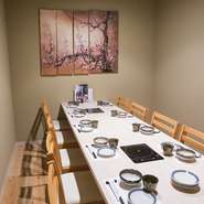 女性も入りやすいモダンな雰囲気のお店なので、デートにもおすすめです。記念日のお客さまには、デザートプレートにメッセージのサービスもしております。