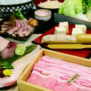 沖縄産 やんばる豚を楽しめる豚匠おすすめの飲み放題付き宴会コースです。＋500円で約100種類のプレミアム飲み放題に変更できます。