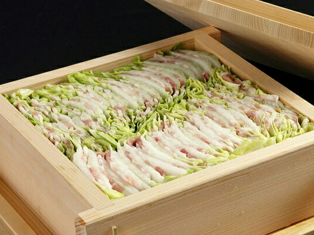 肉と野菜の旨みが折り重なった『沖縄産　やんばる豚と白菜のミルフィーユせいろ蒸し』
