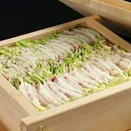 沖縄のブランド銘柄「やんばる豚」と白菜を重ね合わせたせいろ蒸し。肉と野菜の旨みが折り重なった絶妙な味わいを楽しめます。