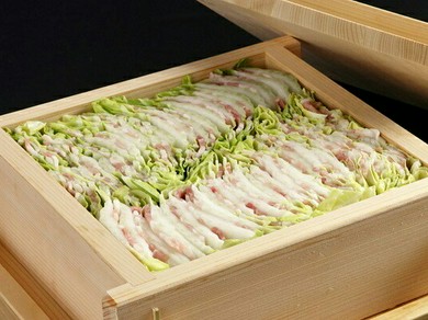 肉と野菜の旨みが折り重なった『沖縄産　やんばる豚と白菜のミルフィーユせいろ蒸し』