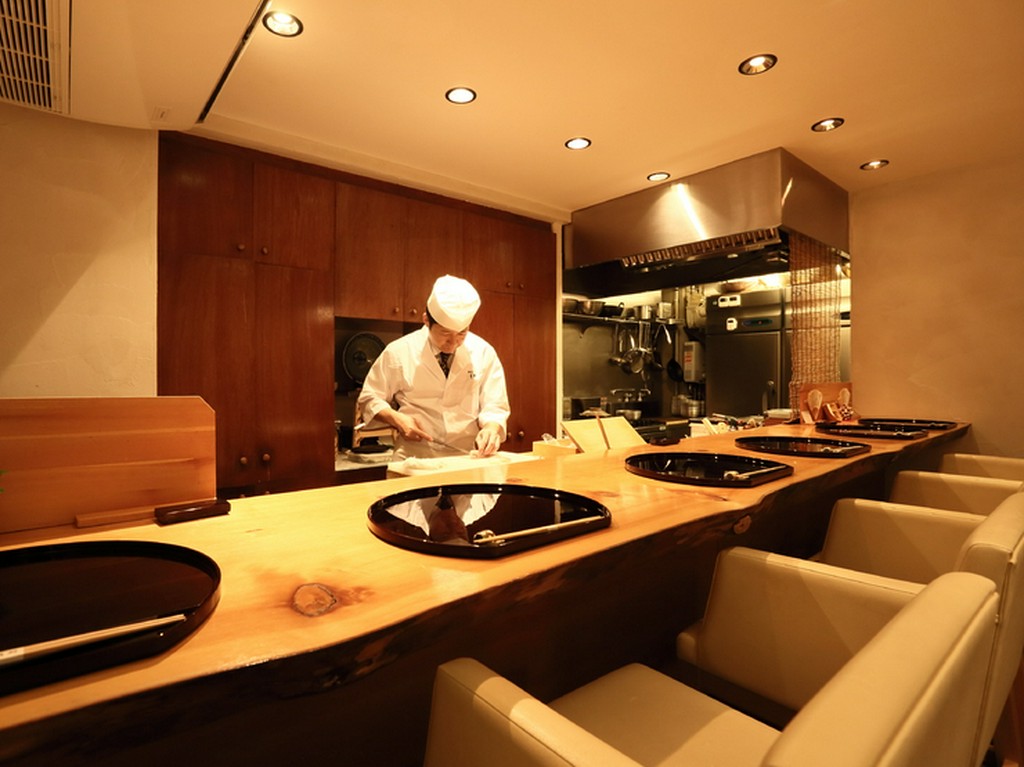 料理長との会話も弾むカウンター席で大人のデート