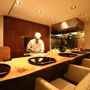 食材にこだわり、巧妙な技法によりつくり上げられた料理の数々は、食に関心の高いご夫婦も大満足。季節によって入れ替わる日本酒といっしょに楽しめば、より旨みを堪能できます。大人のデートにおすすめです。