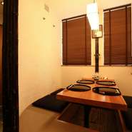 まわりに気兼ねせず過ごせる半個室は、掘りごたつ式なので、かしこまった席でもリラックスして過ごせます。伝統的な和会席と落ち着いた雰囲気は、幸せいっぱいなおふたりの門出を祝うのにぴったりです。