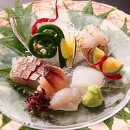 懇意の魚屋から仕入れている魚介類をシンプルにいただく一皿。仕入れる直前まで生きていた魚介類は、鮮度が良く、市場に出回っているものよりも、旨み・甘みを実感できます。