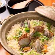 1組毎に旬の魚介類や野菜をたっぷり入れて炊き上げてくれる土鍋ごはん。ふっくらアツアツを楽しめます。