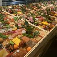 厳選した旬の食材をたっぷりと使用した
こだわりのおせち料理をご家庭で御堪能下さいませ！
品数は約50種類！
52,500円です！