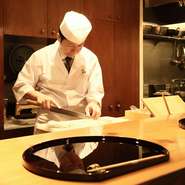 お客様には自分の流儀を押し付けることなく、好きなように食べてもらいたいと思っています。お客様に楽しい会話とお食事を愉しんでいただけるように振舞うことが私のおもてなしの気持ちです。