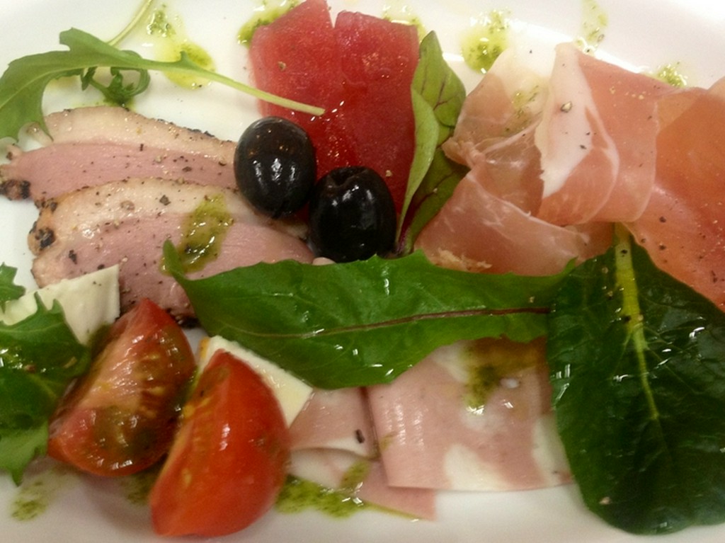 新鮮な旬の野菜とイタリアの味を再現できるような食材を調達