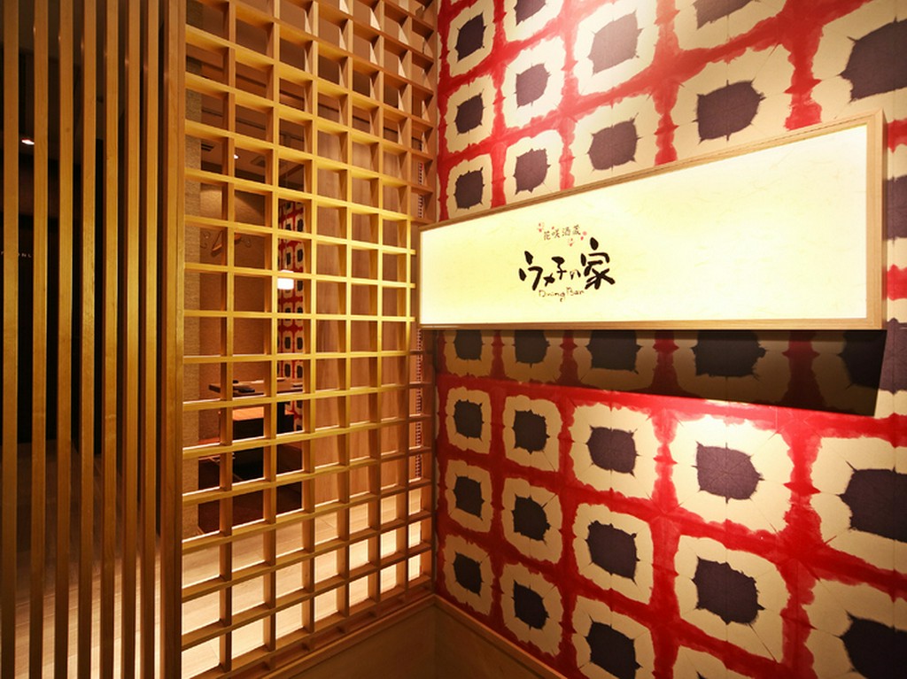 ビル3階にある、間接照明の灯りが素敵な隠れ家的お食事処