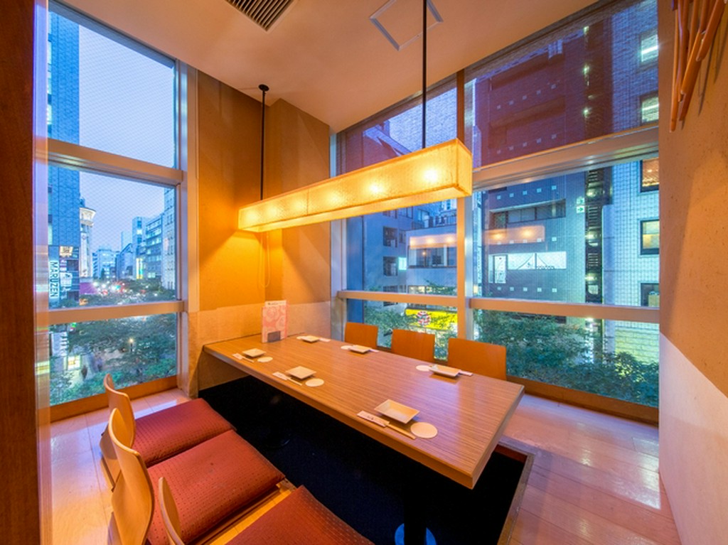 大人女子を満足させてくれるものが揃った、ガラス張りの個室