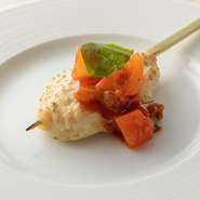 大山どりの軟骨つくね　トマトバジル