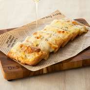 ふすま入りのもっちり生地にゴルゴンゾーラ、モッツァレラ、ナチュラルの三種のチーズをのせました。お好みで蜂蜜とご一緒に。