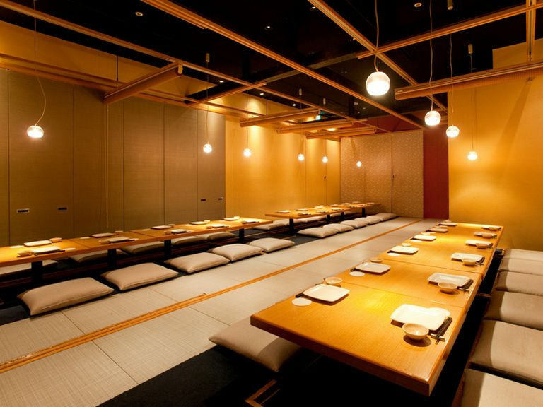 天井は高く開放感を感じられる、団体様も入室可能な和室