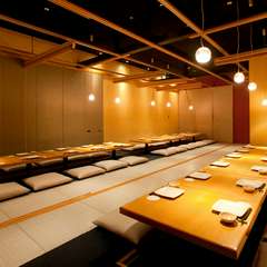 天井は高く開放感を感じられる、団体様も入室可能な和室