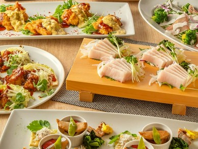 バリエーション豊富な料理を囲んで盛り上がる歓送迎会