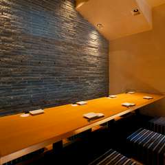 和モダンな個室で開く、両家の親睦を深めるための食事会