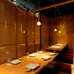 落ち着きのある掘りごたつ席の個室で、ゆったりと癒される