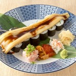 覆いかぶさるように乗せられた「穴子」。口の中いっぱいに広がるネタのボリューム感に、この上ない幸せを感じられます。