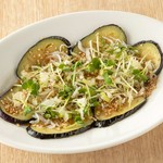 熱々の茄子にごま油風味の特製ダレと香味野菜をたっぷりと。