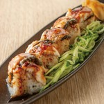 甘辛いうなぎの蒲焼きに、胡瓜の食感や大葉の香りがよく合います。
