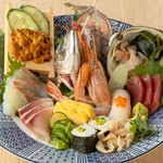 全国各地から直送された、魚介類を皿の中に美しく並べています。旬の魚介を使うため、鮮魚の種類は替わり、という豪華な盛り合わせです。