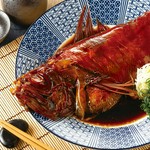 金目鯛を丸ごと煮付けた一品。ふんわり柔らかい白身に、じっくり染み込んだ甘辛いタレは良く合います。