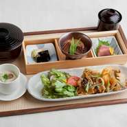 （小鉢/椀/香の物付き）
週により内容が異なりますので、写真はイメージとなります。