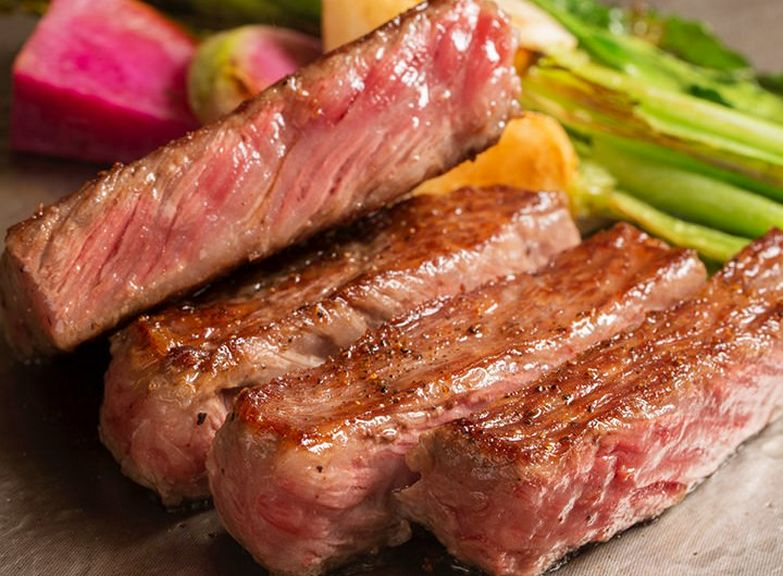 目の前で焼かれるA5ランクの黒毛和牛や高級伊勢海老に舌鼓