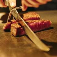 シンプルな塩で、肉の持つ味わいや甘みを楽しめる極上の逸品です。ニンニクを漬け込んだにんにく醤油と、本わさび、大根おにおろしの、3つのタレで味わうこともできます。
