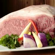 厳選した牛肉。中でも、「シャトーブリアン」をつかった鉄板焼きの美味しさは格別です。フィレ肉の中でも脂肪が少なく、濃厚な旨みを堪能できるので、しっかりと肉の旨みを楽しみたい時にお勧めの部位です。